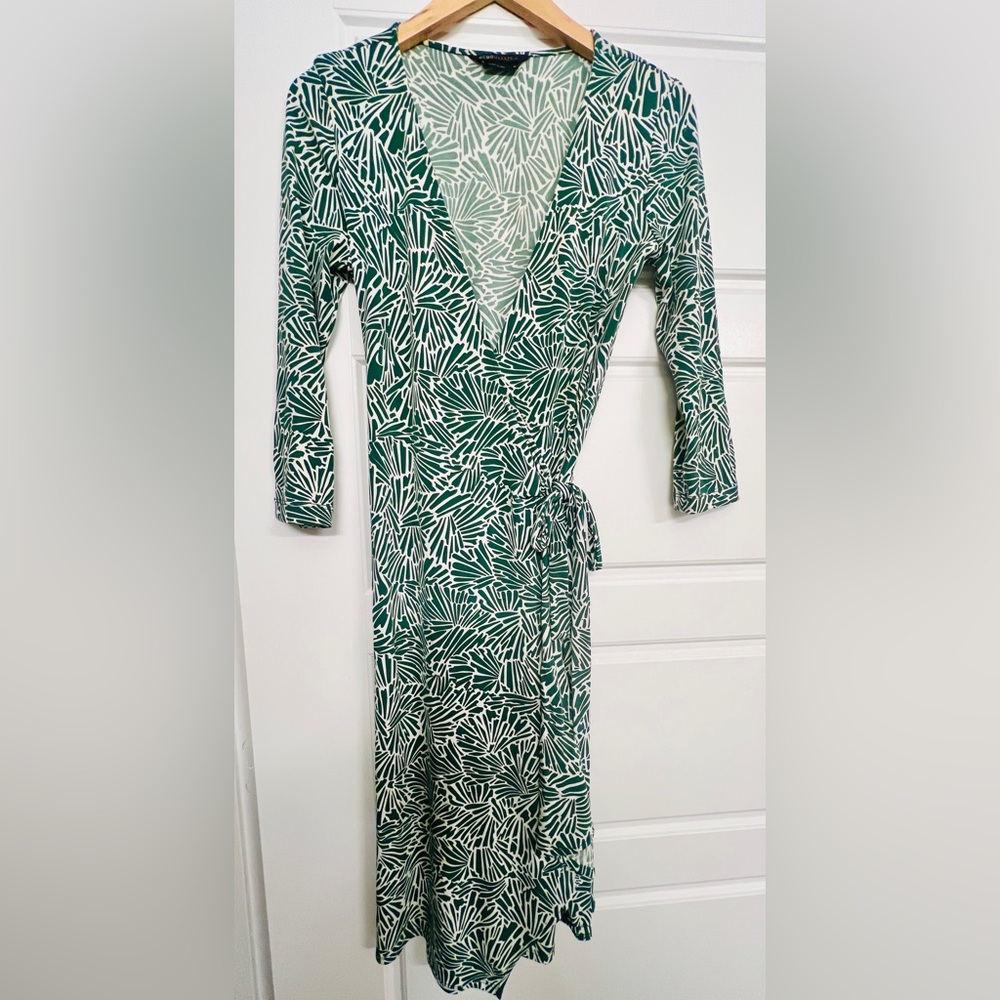 BCBGMAXAZRIA Dark Green & White Print 3/4 Sleeve Midi Wrap Dress Size M